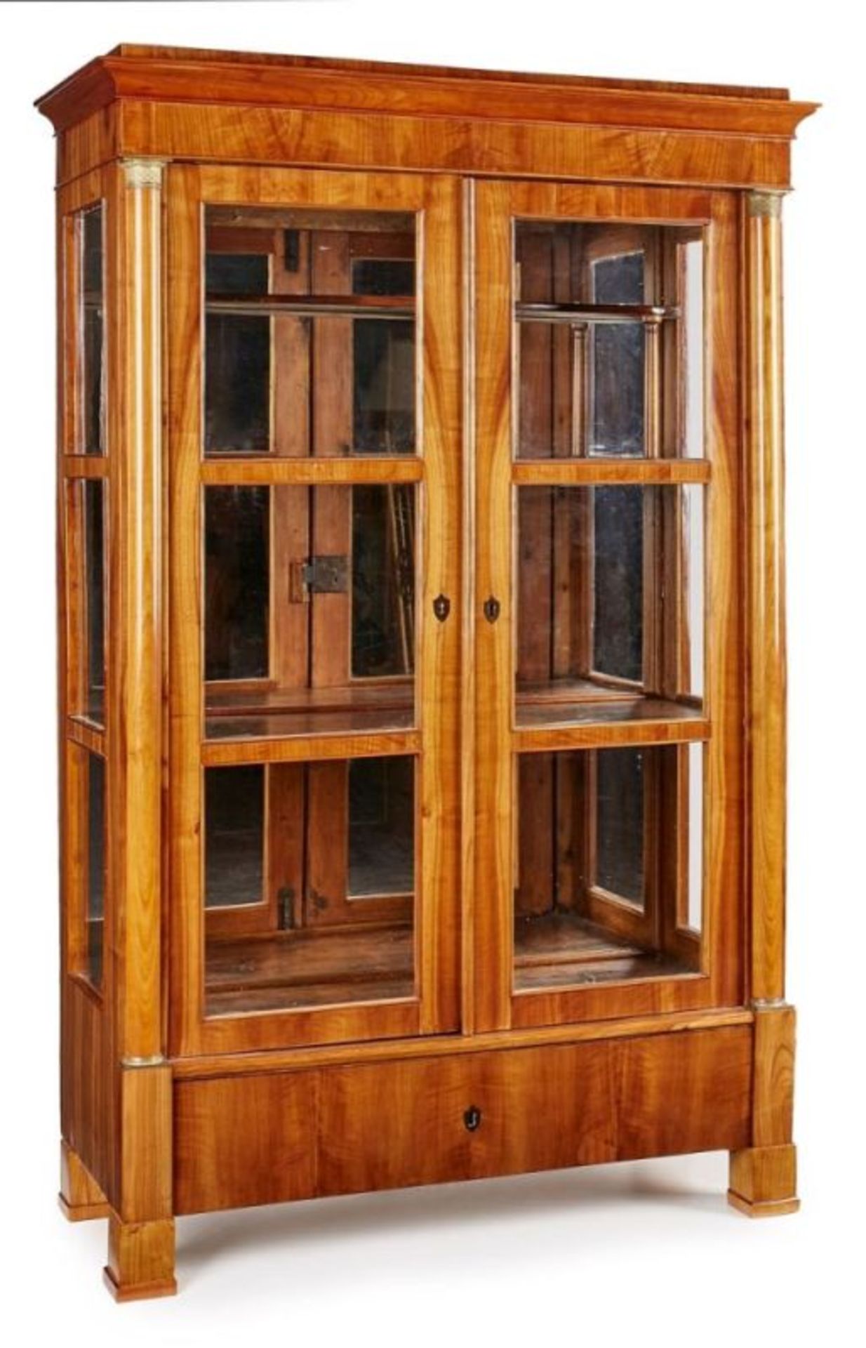 Biedermeier-Vitrine, süddt. um 1815/20. Kirschbaum massiv u. furn. 2-türige Front u. Seiten verglast