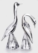 Paar Vögel, Daum Nancy 2. Hälfte 20. Jh. Farbloses Glas. Je stilis. Felsensockel m. schlankem,