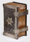Hausbibel mit Silberbeschlag, Niederlande dat. 1836. Geprägter Ledereinband, vorn u. hinten m.