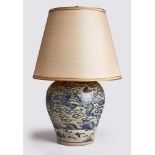 Vase als Lampe, China 19. Jh. Porzellan m. Blaumalereidekor, Krakelée- Oberfläche. Kugeliger Korpus,