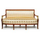 Empire-Stil-Sofa um 1900. Mahagoni massiv u. furn., teilw. vergoldet. Seitl. Vorderbeine in