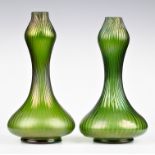 Paar Vasen, Loetz Wwe. um 1900. Grünes Glas, irisierend überfangen. Korpus im unteren Teil in