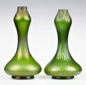 Paar Vasen, Loetz Wwe. um 1900. Grünes Glas, irisierend überfangen. Korpus im unteren Teil in