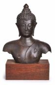 Buddha-Büste, Thailand 20. Jh. Bronze, dunkel patiniert. Kopf u. Brustbereich m. angeschnittenen