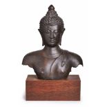 Buddha-Büste, Thailand 20. Jh. Bronze, dunkel patiniert. Kopf u. Brustbereich m. angeschnittenen