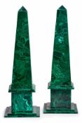 Paar gr. Malachit-Obelisken, 20. Jh. Aus Malachit-Plättchen zus.gesetzter Korpus m. kon. Spitze u.