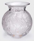 Gr. Kugelvase, Lalique Ende 20. Jh. Modell "Nympahlie Incolore". Farbloses Glas, partiell