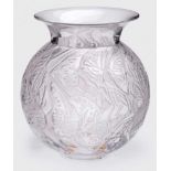 Gr. Kugelvase, Lalique Ende 20. Jh. Modell "Nympahlie Incolore". Farbloses Glas, partiell