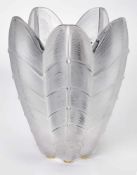 Vase in Muschelform, Lalique 2. Hälfte 20. Jh. Farbloses Glas, mattiert. Schlanker kon. Korpus m.