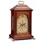 Bracket Clock, Meister E. Tomlin, England 19./20. Jh. Mahagonigehäuse auf Klauenfüßen, abgestufter
