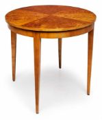 Rd. Beistelltisch, Biedermeier-Stil, um 1900. Birke massiv u. geflammte Birke furniert. Platte