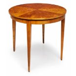 Rd. Beistelltisch, Biedermeier-Stil, um 1900. Birke massiv u. geflammte Birke furniert. Platte