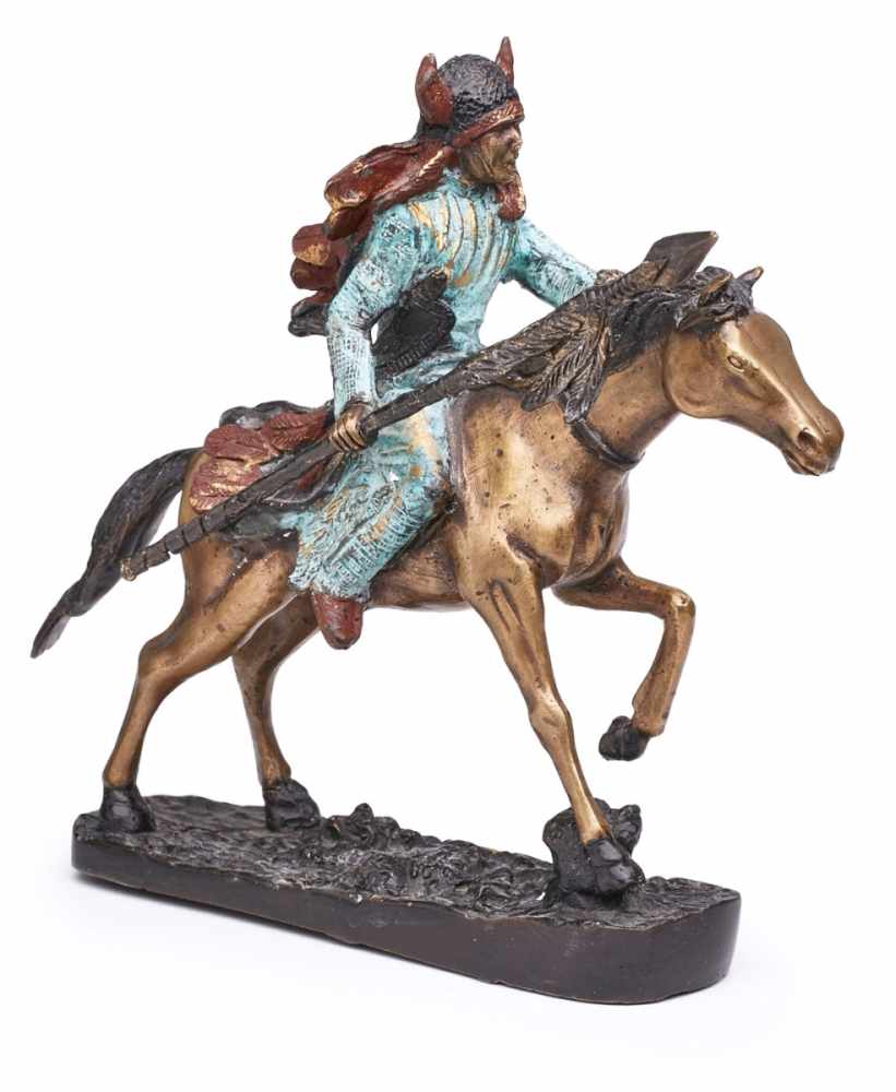Wiener Bronze Indianer auf galoppierendem Pferd, Anf. 20. Jh. Naturalist. bemalt. Pferd in weitem