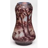 Kl. Vase mit Flusslandschaft, de Vez um 1910. Milchiges Glas, rosa u. violett überfangen. Taillierte
