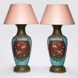 Paar Bodenvasen als Lampen, wohl Japan 1. Hälfte 20. Jh. Keramik m. farbigem Dekor im Cloisonné-
