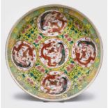 Runde Schale, Guang Xu, China Ende 19. Jh. Porzellan m. buntem Emaillefarben-Dekor. Gewölbter Rand