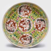 Runde Schale, Guang Xu, China Ende 19. Jh. Porzellan m. buntem Emaillefarben-Dekor. Gewölbter Rand