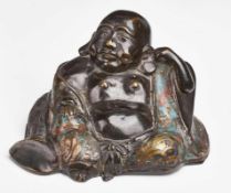 Sitzender Buddha, China wohl um 1900. Bronze, dunkel patiniert, teils farbiges Gruben- schmelz-