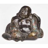 Sitzender Buddha, China wohl um 1900. Bronze, dunkel patiniert, teils farbiges Gruben- schmelz-