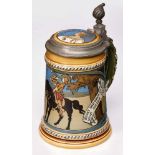 Bierkrug, Villeroy & Boch um 1890. Entw.: Franz von Stuck. Heller Scherben, farbig glasiert/