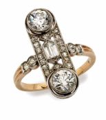 Art-Deco-Ring um 1920 14 kt. GG mit Silber, besetzt mit 2 Altschliff- Diamanten von zus. ca. 1ct.,