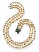3-reihiges Perlencollier bestehend aus 143 Zuchtperlen, 18 kt. WG-Schließe mit Smaragden und