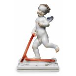 Amorette auf Roller, Meissen Pfeifferzeit (1924-'34). Entw.: Ludwig Nick. Mit einem Bein auf