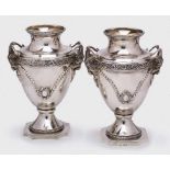 Paar Vasen mit Ziegenbock-Maskerons, St. Petersburg 1908-'17. 88er Silber. Kokoshnik nach re. m. "