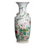 Bodenvase, China 20. Jh. Porzellan m. buntem Emaillefarbendekor. Schlanke Amphorenform, nach unten