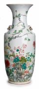 Bodenvase, China 20. Jh. Porzellan m. buntem Emaillefarbendekor. Schlanke Amphorenform, nach unten