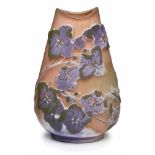 Kl. Solifleur-Vase, Gallé um 1904. Farbloses Glas, innen rosé, außen weiß/ violett/ grün überfangen.