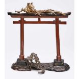 Stadttor-Modell mit Drachen, China 20. Jh. Bronze, patiniert u. vergoldet. 2 schmale Säulen m. 2-