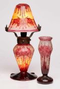 Tischlampe und kl. Vase, Art Déco, Le Verre Francais, um 1927. Modell "Rhododendrons". Farbloses