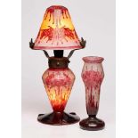 Tischlampe und kl. Vase, Art Déco, Le Verre Francais, um 1927. Modell "Rhododendrons". Farbloses