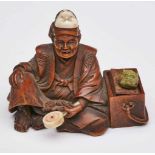 Okimono "Älterer Schauspieler", Japan um 1900. Buchsbaum, vollrd. geschnitzt, Elfenbein-Details
