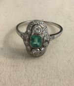 Art-Deco-Ring 18 kt WG mit Altschliff-Diamanten und kleinem Smaragd