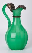 Weinkanne, Böhmen um 1850. Grünes Glas. Kugeliger Korpus m. facettierter Wandung u. schlankem