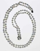 Lange doppelreihige Perlenkette bestehend aus 142 silbergrauen Zuchtperlen in barocker Form, 18