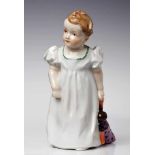 Hentschelkind "Mädchen mit Puppe", Meissen um 1940. Entw.: K. Hentschel. Standfigur eines Mädchens