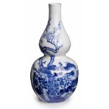 Kürbisvase, China wohl um 1880. Porzellan m. Blaumalerei-Dekor. Typ. Form m. kugeliger Bauchung
