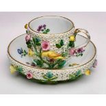 Schneeball-Tasse mit UT, Meissen um 1860. Zylindr., nach unten gerundete Tasse m. Ohren- henkel,