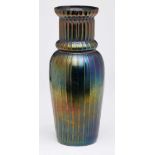Vase mit gerippter Wandung, Österreich um 1900. Violettes Glas m. irisierendem Überfang. Zylindr.