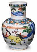 Vase mit Tiermotiven, China wohl 19. Jh. Porzellan m. buntem Emaillefarbendekor. Kugel- form m.