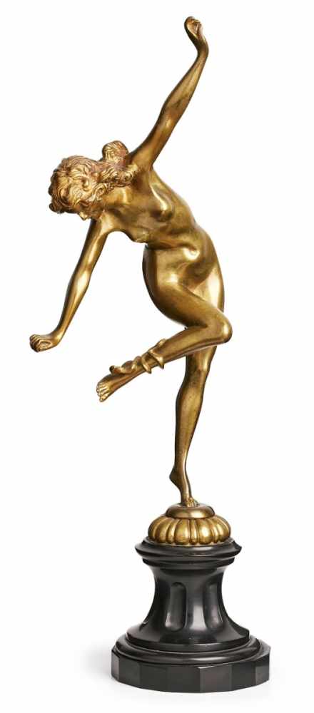 Bronze unsign. Tänzerin mit Schlange, 20. Jh. Vergoldet. Weibl. Akt, m. einem Fuss auf kl. rd. Stand