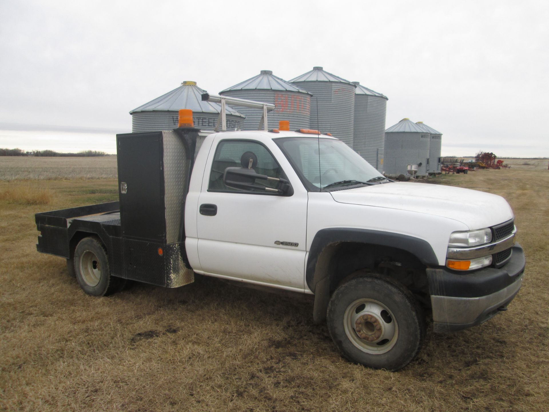 2002 Chev 3500 1T dually w/ 8-1/2' service deck, 2WD, showing 96,416 km, tool boxes, reg cab, 6 L, - Image 4 of 8