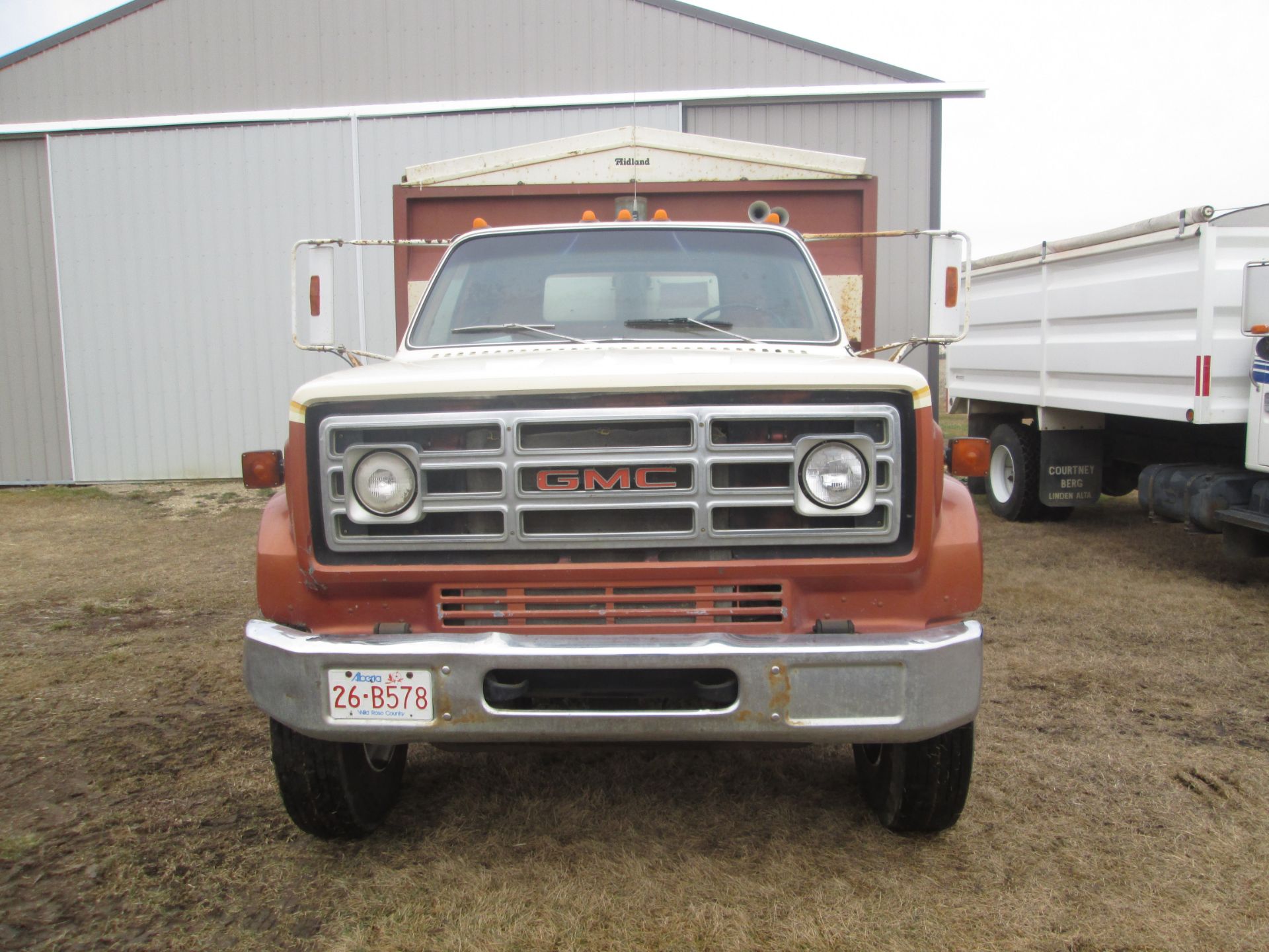 1979 GMC 7000 TA grain truck w/ 20' steel box & hoist (pole), auto trans, 427 gas eng (was rebuilt), - Image 3 of 10