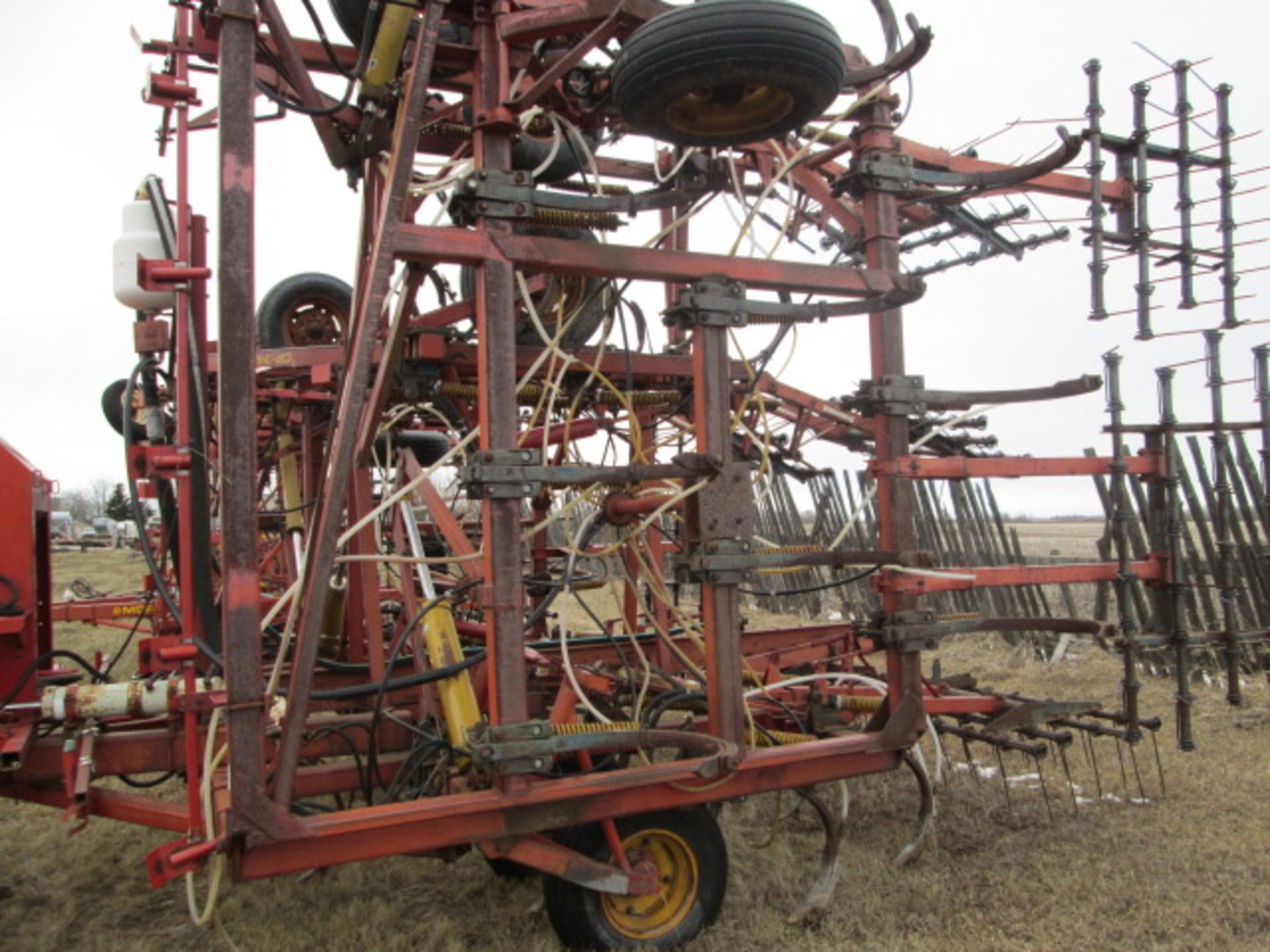 45' Morris CP-743 DT cult w/ Valmar 2420 applicator, 4 bar harrows - Image 9 of 10