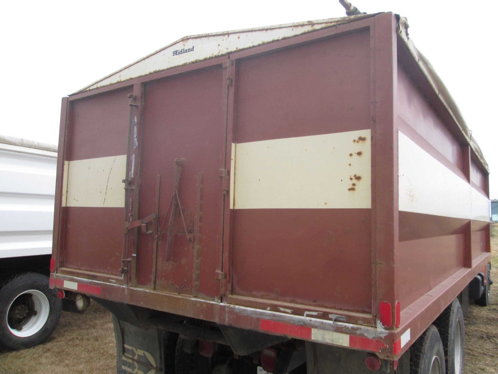 1979 GMC 7000 TA grain truck w/ 20' steel box & hoist (pole), auto trans, 427 gas eng (was rebuilt), - Image 7 of 10