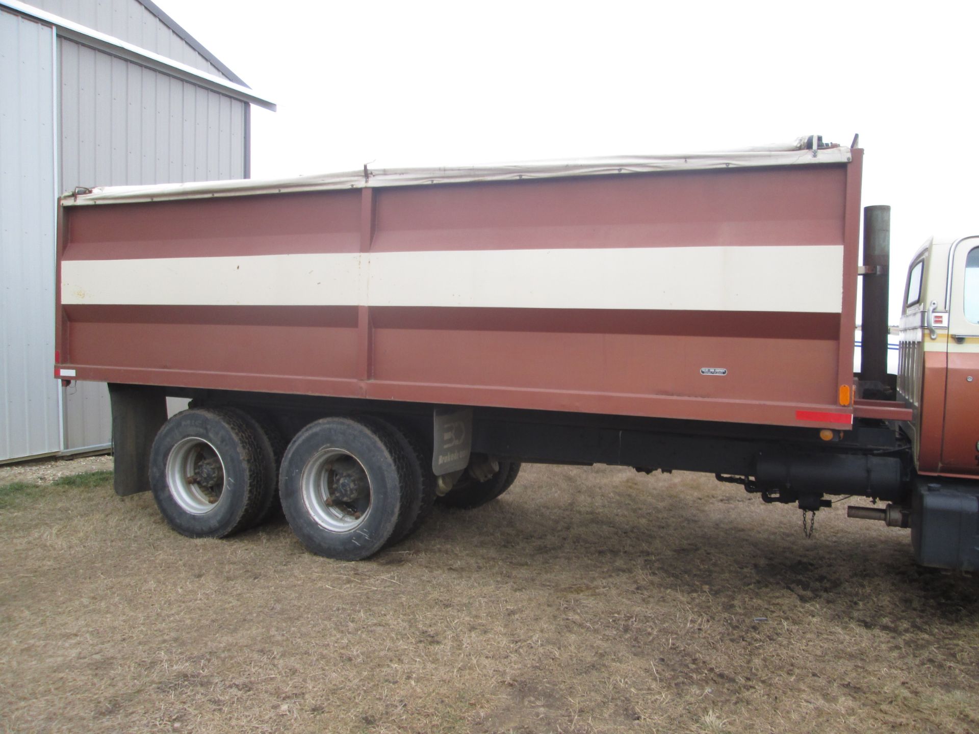 1979 GMC 7000 TA grain truck w/ 20' steel box & hoist (pole), auto trans, 427 gas eng (was rebuilt), - Image 5 of 10