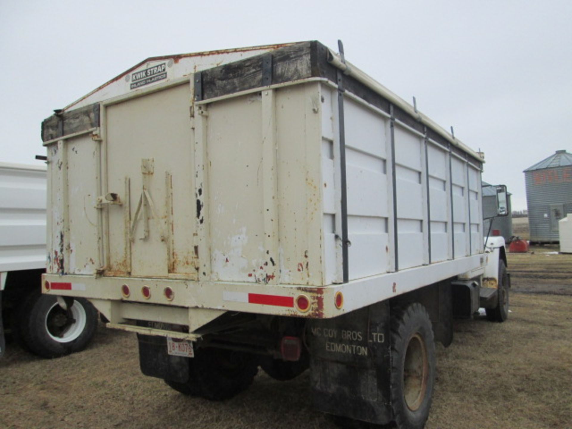 1976 IH Loadstar 1800 SA grain truck w/ 13.5' steel box & hoist, showing 120,995 mi, 8 cyl gas, 5& - Image 6 of 7